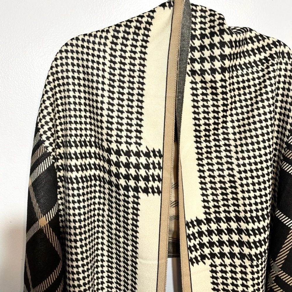 LA FIORENTINA PLAID/HOUNDSTOOTH PRINT WRAP WITH FOX POMS - BLACK & BEIGE - Picture 7 of 9